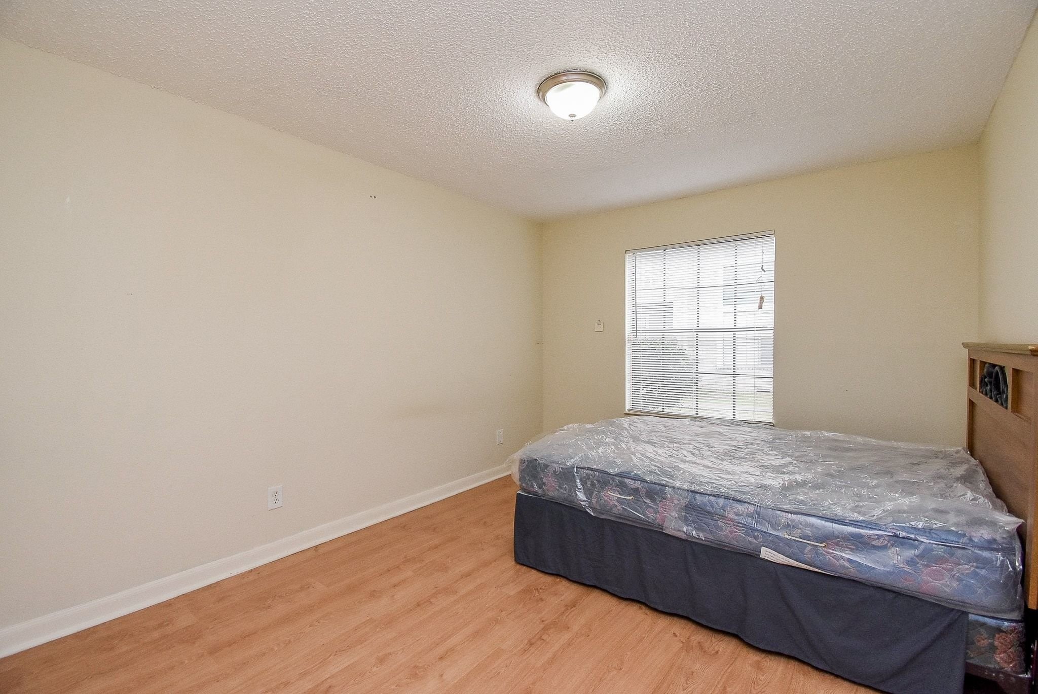 12660 Ashford Point Drive, Unit 507 Houston, TX 77082 - Photo 20 of 28 a bedroom with a bed and a window