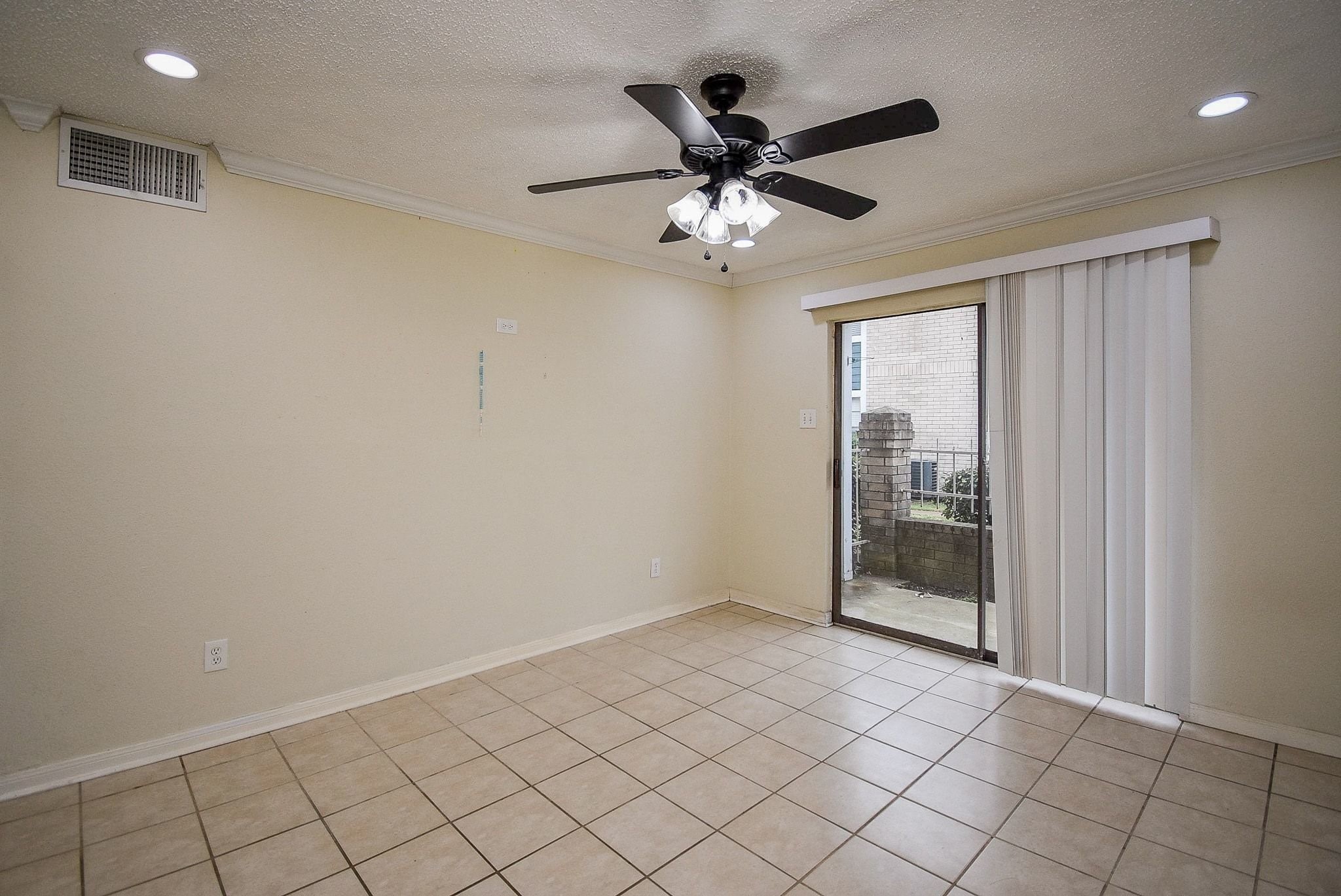 12660 Ashford Point Drive, Unit 507 Houston, TX 77082 - Photo 7 of 28 a view of an empty room and window