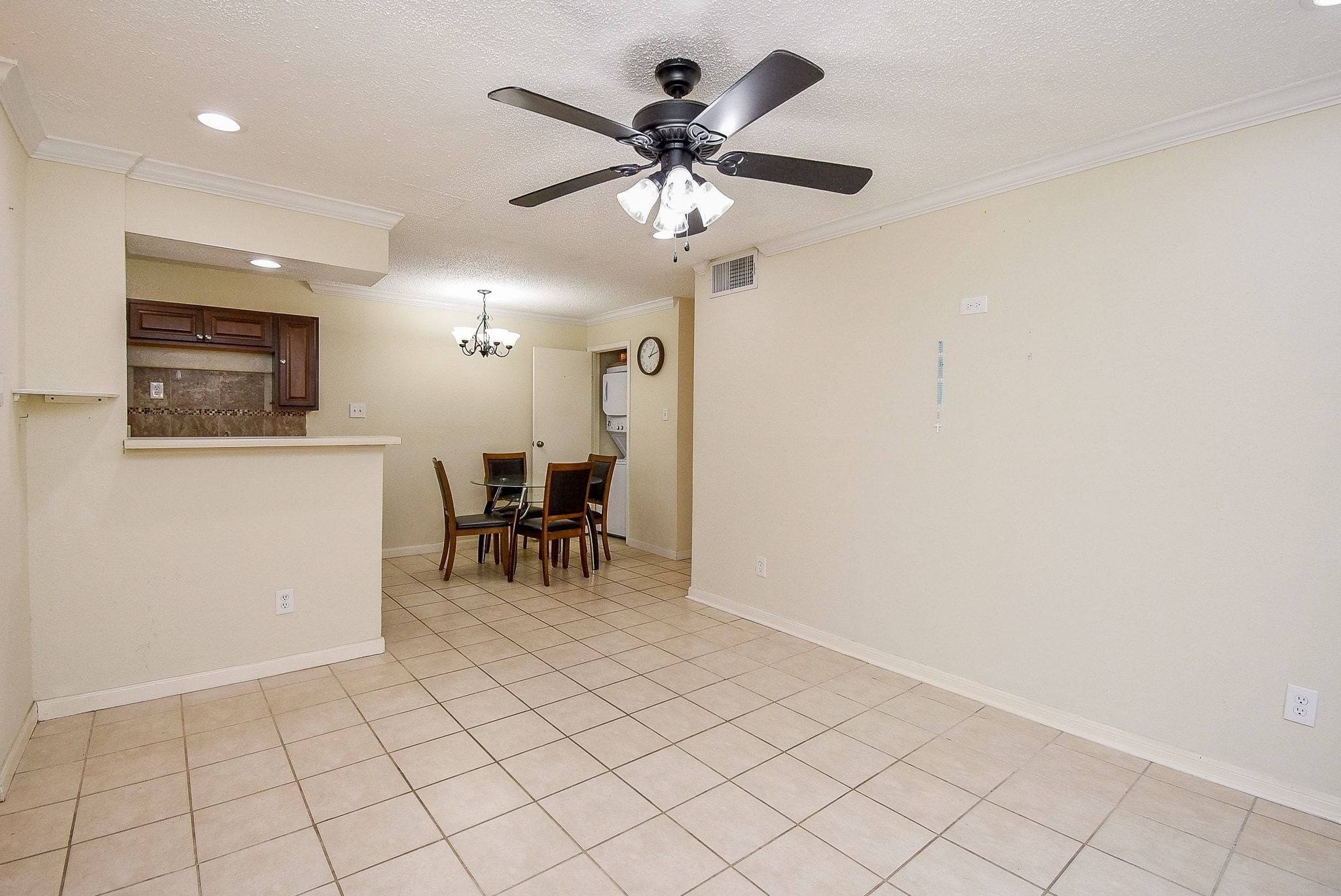 12660 Ashford Point Drive, Unit 507 Houston, TX 77082 - Photo 8 of 28 a view of an empty room with a window