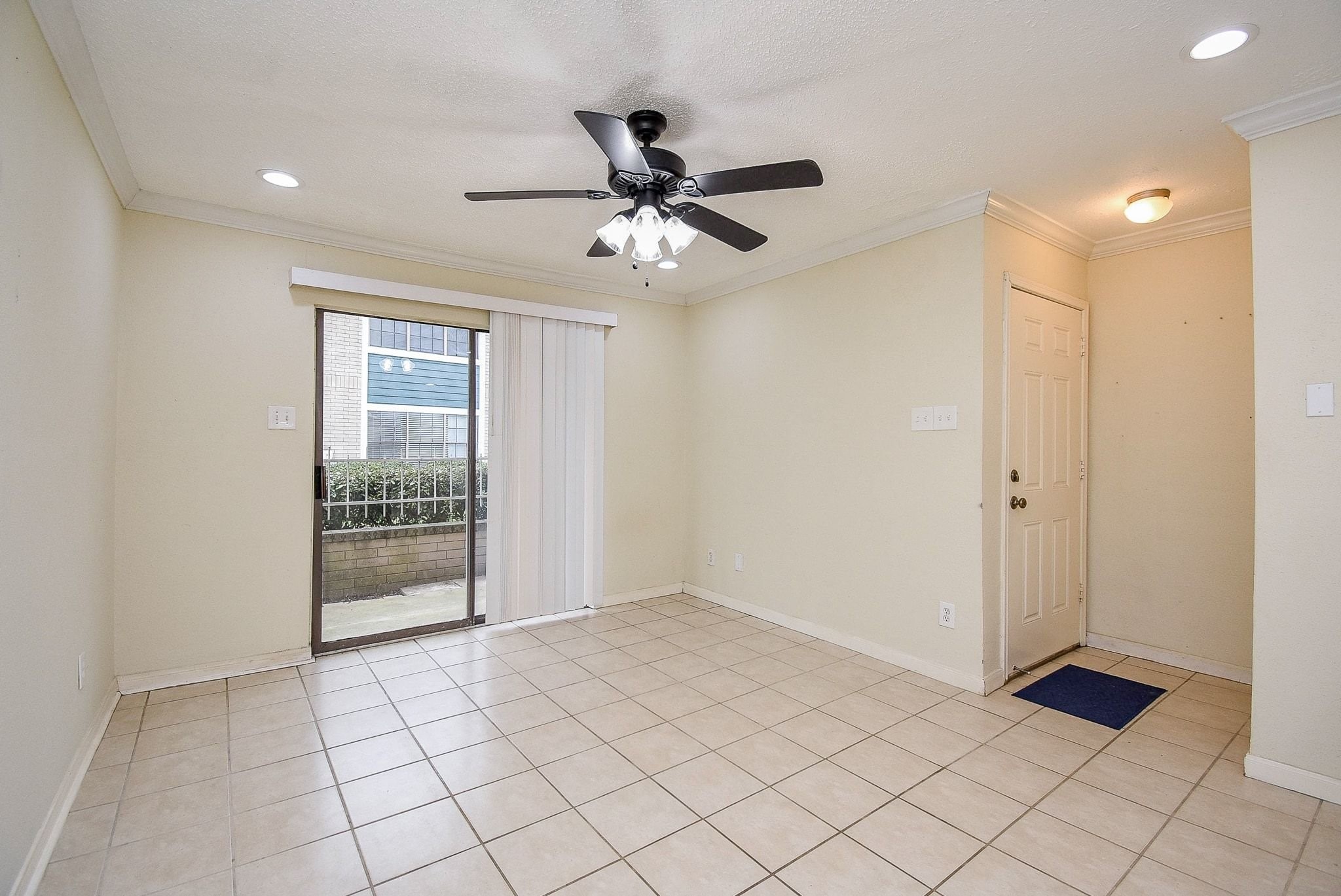 12660 Ashford Point Drive, Unit 507 Houston, TX 77082 - Photo 10 of 28 a view of an empty room and window