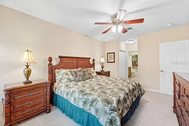a en suite bathroom with double sink and a large mirror