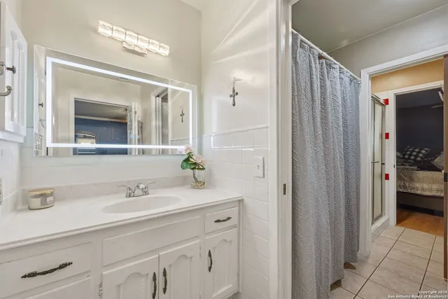 a en suite bathroom with a sink and a mirror