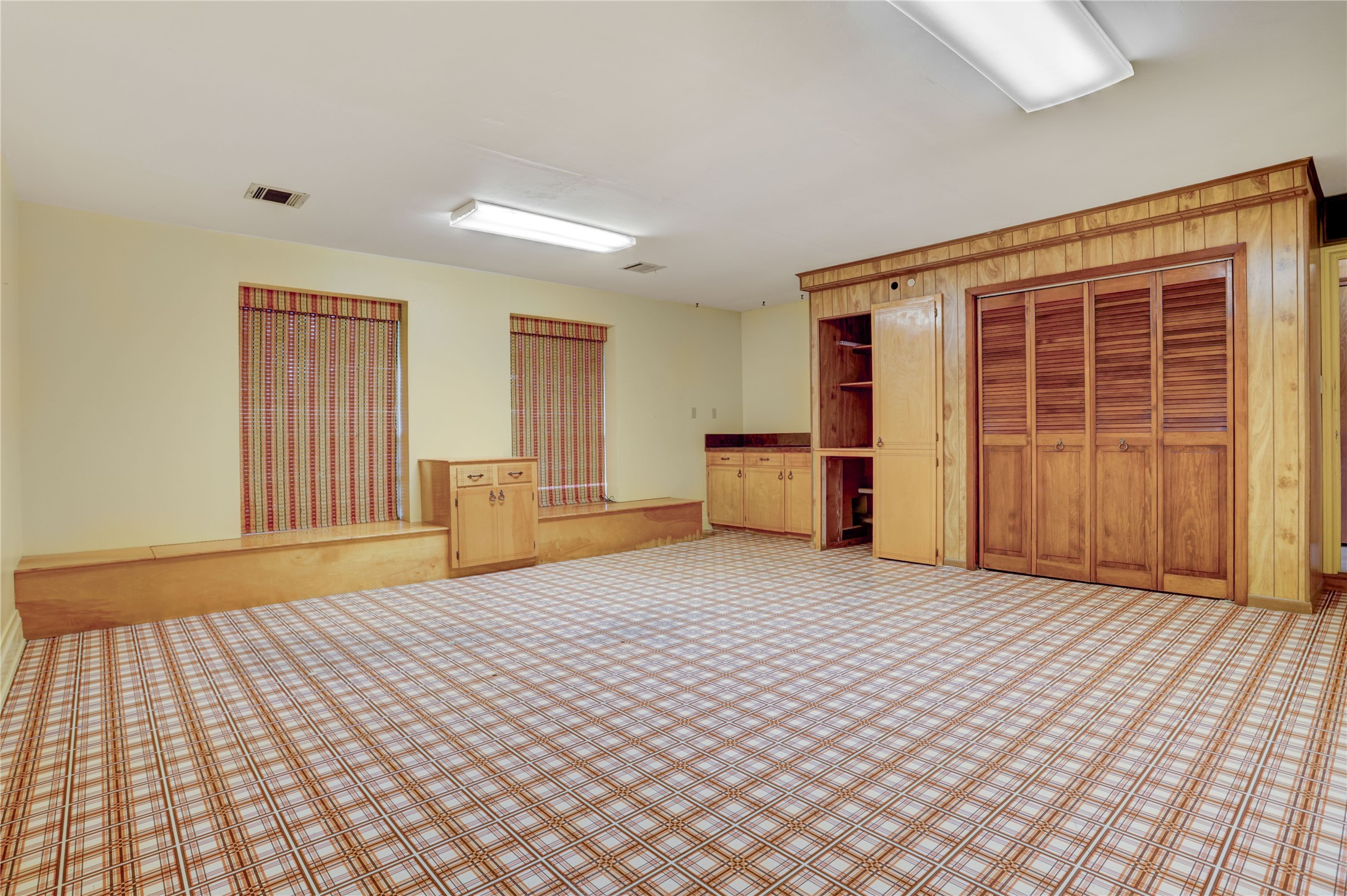 105 Ridgemont Drive Alvin, TX 77511 - Photo 13 of 30 a big room with windows
