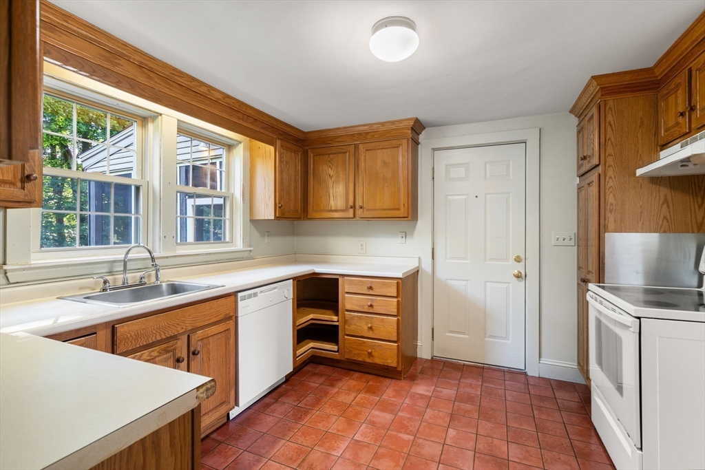 278 Common Street Walpole, MA 02081 - Photo 8 of 41