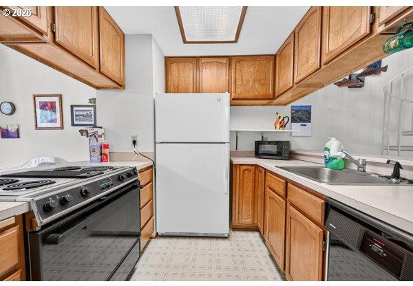 43605 Highway 38, Unit 19 Reedsport, OR 97467 - Photo 8 of 45 Kitchen