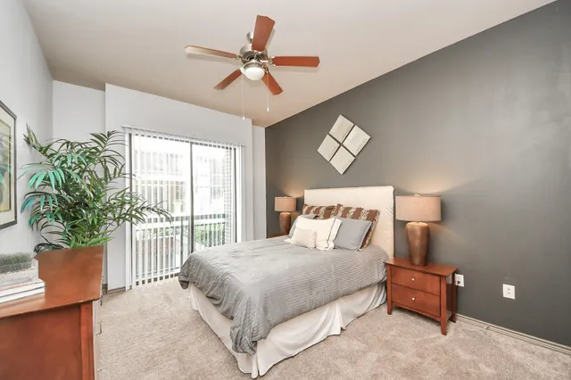 a view of entryway with a workspace