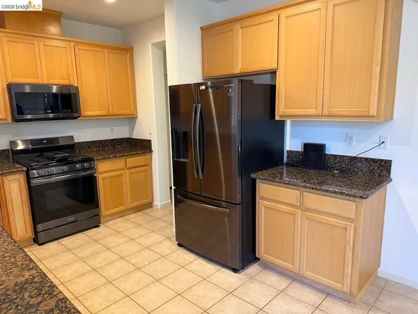 $3,800 | 236 Cogburn Way, Vacaville, CA 95687