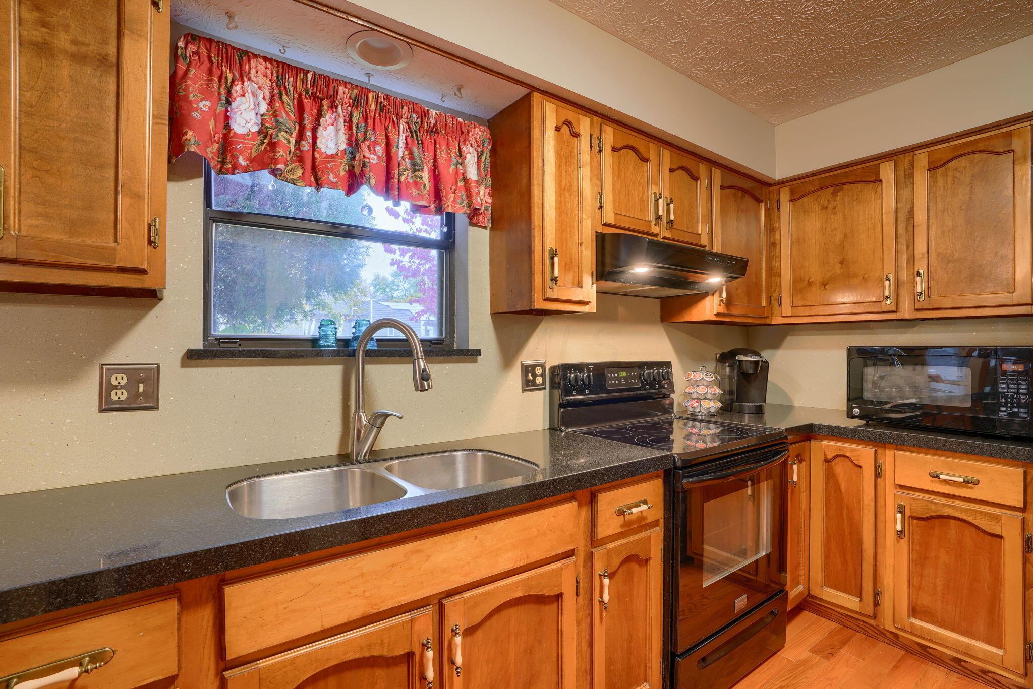 7770 Sanbrooke Road Dublin, OH 43016 - Photo 10 of 47 Kitchen