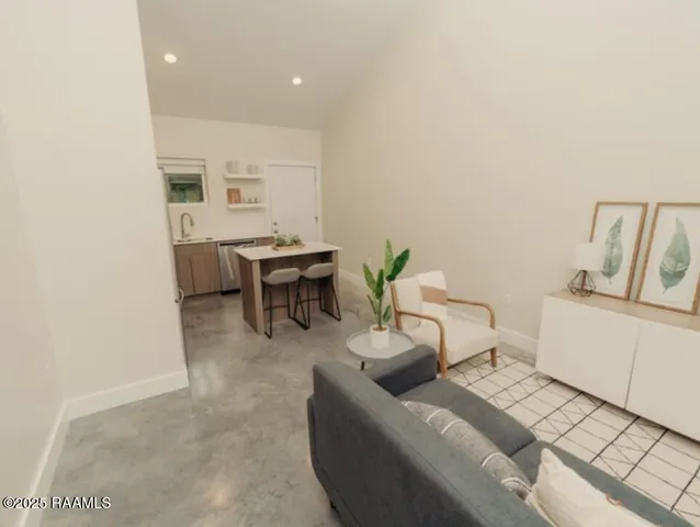 $1,350 | 700 South St Antoine Street, Unit B, Lafayette, LA 70501