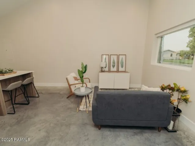 $1,350 | 700 South St Antoine Street, Unit B, Lafayette, LA 70501