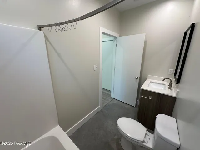 $1,350 | 700 South St Antoine Street, Unit B, Lafayette, LA 70501