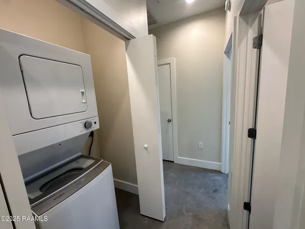 $1,299 | 700 South St Antoine Street, Unit B, Lafayette, LA 70501