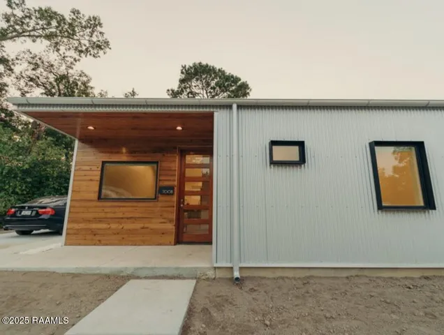 $1,350 | 700 South St Antoine Street, Unit B, Lafayette, LA 70501