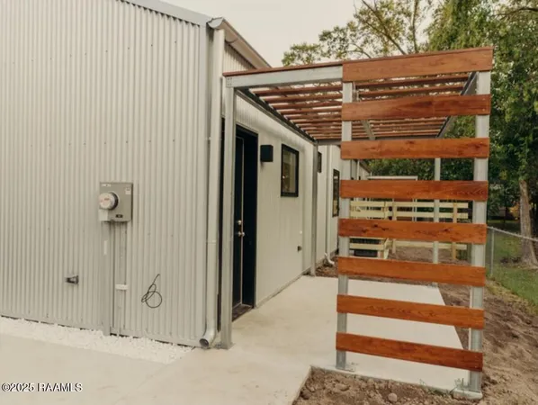 $1,299 | 700 South St Antoine Street, Unit B, Lafayette, LA 70501