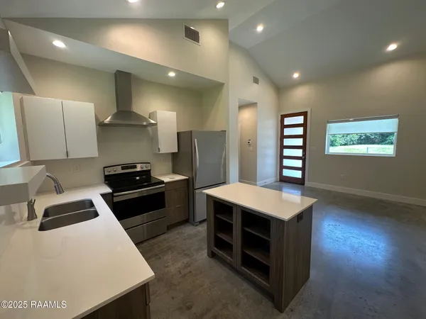 $1,299 | 700 South St Antoine Street, Unit B, Lafayette, LA 70501