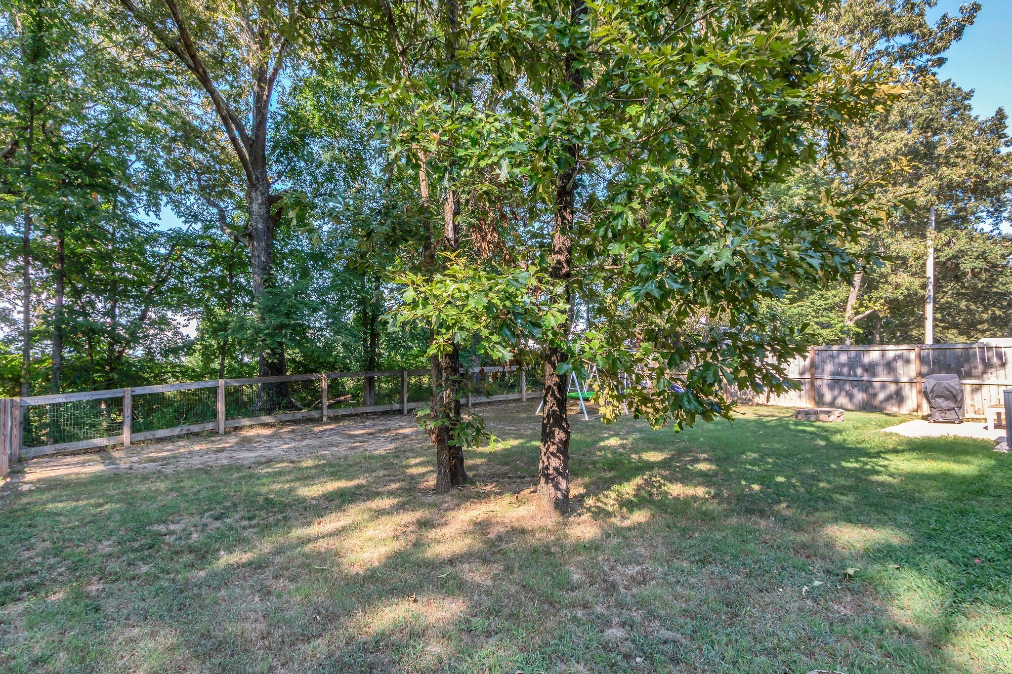 1027 Garton Road Burns, TN 37029 - Photo 32 of 36 a backyard of a house with table and chairs