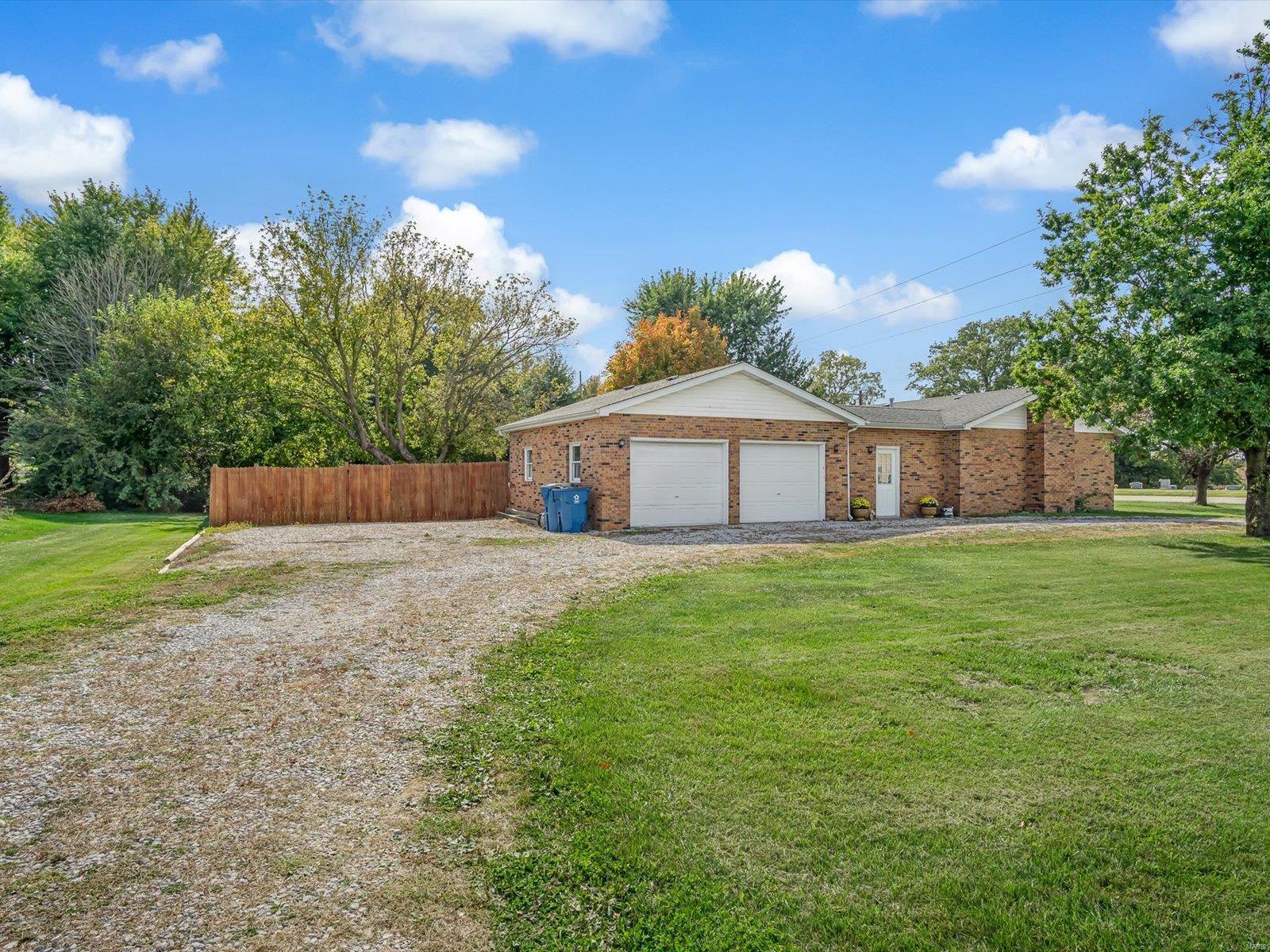 8408 Country Lane Troy, IL 62294 - Photo 4 of 25