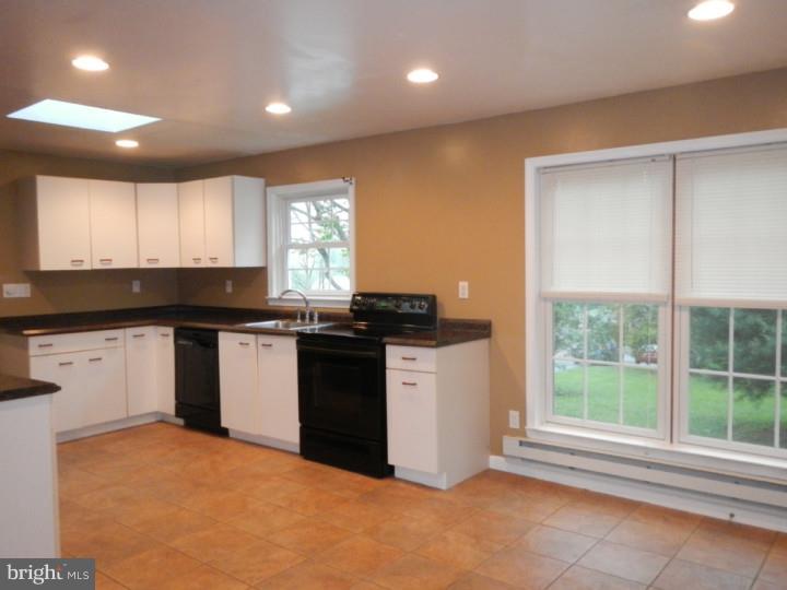 825 Upton Road Aston, PA 19014 - Photo 3 of 13 Kitchen