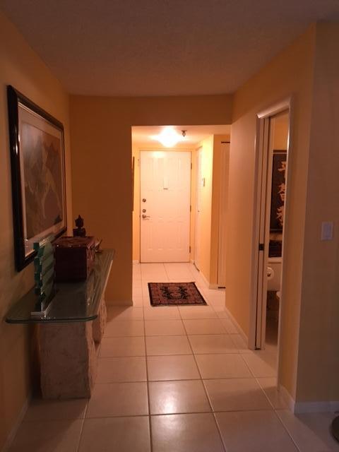 5340 Northwest 2nd Avenue, Unit 230 Boca Raton, FL 33487 - Photo 4 of 14 foyer
