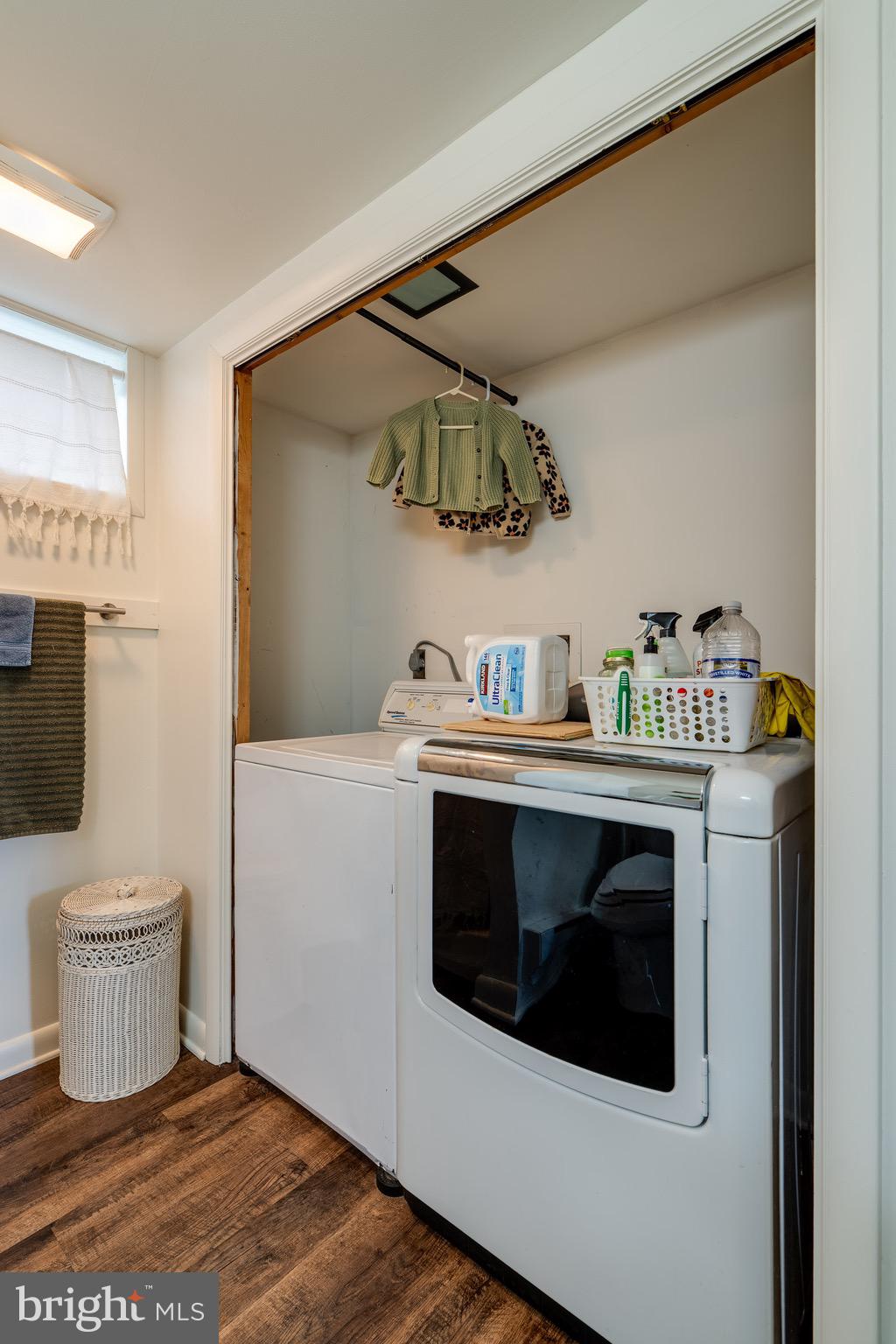 17 Briarcliff Road Elizabethtown, PA 17022 - Photo 28 of 47 Full bath off mudroom with laundry