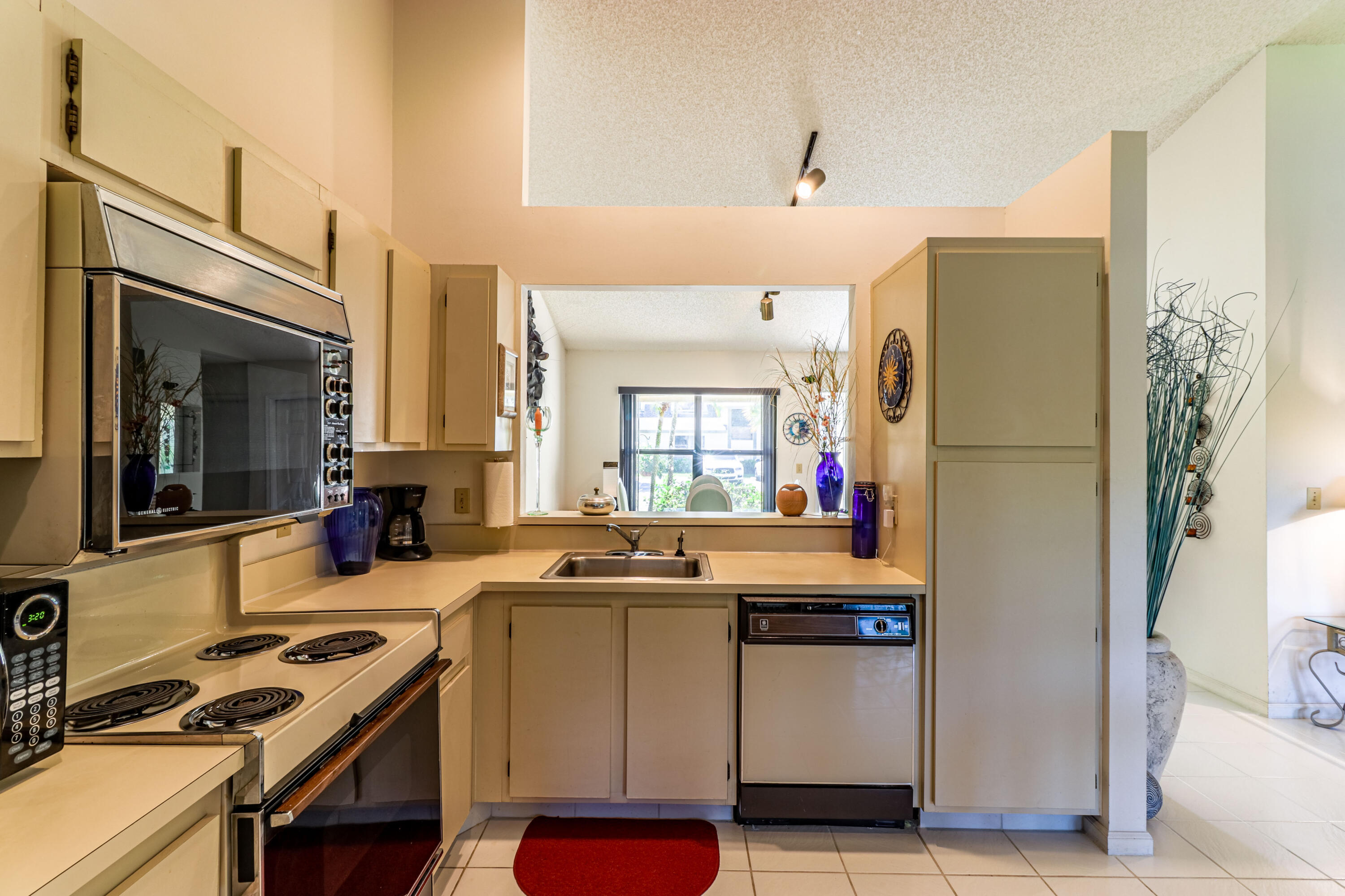 9262 Ketay Circle Boca Raton, FL 33428 - Photo 14 of 25 Kitchen