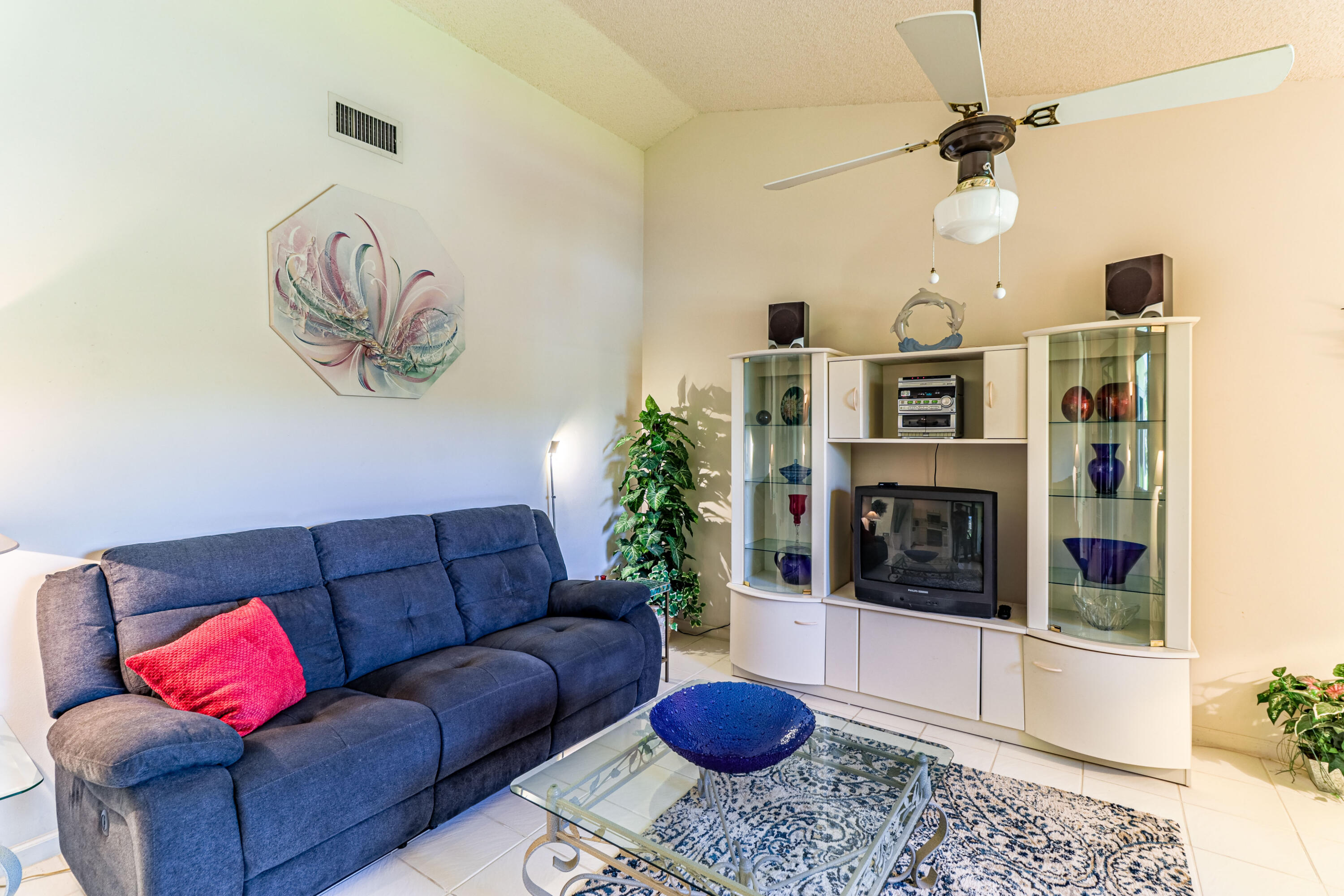 9262 Ketay Circle Boca Raton, FL 33428 - Photo 5 of 25 Living Room