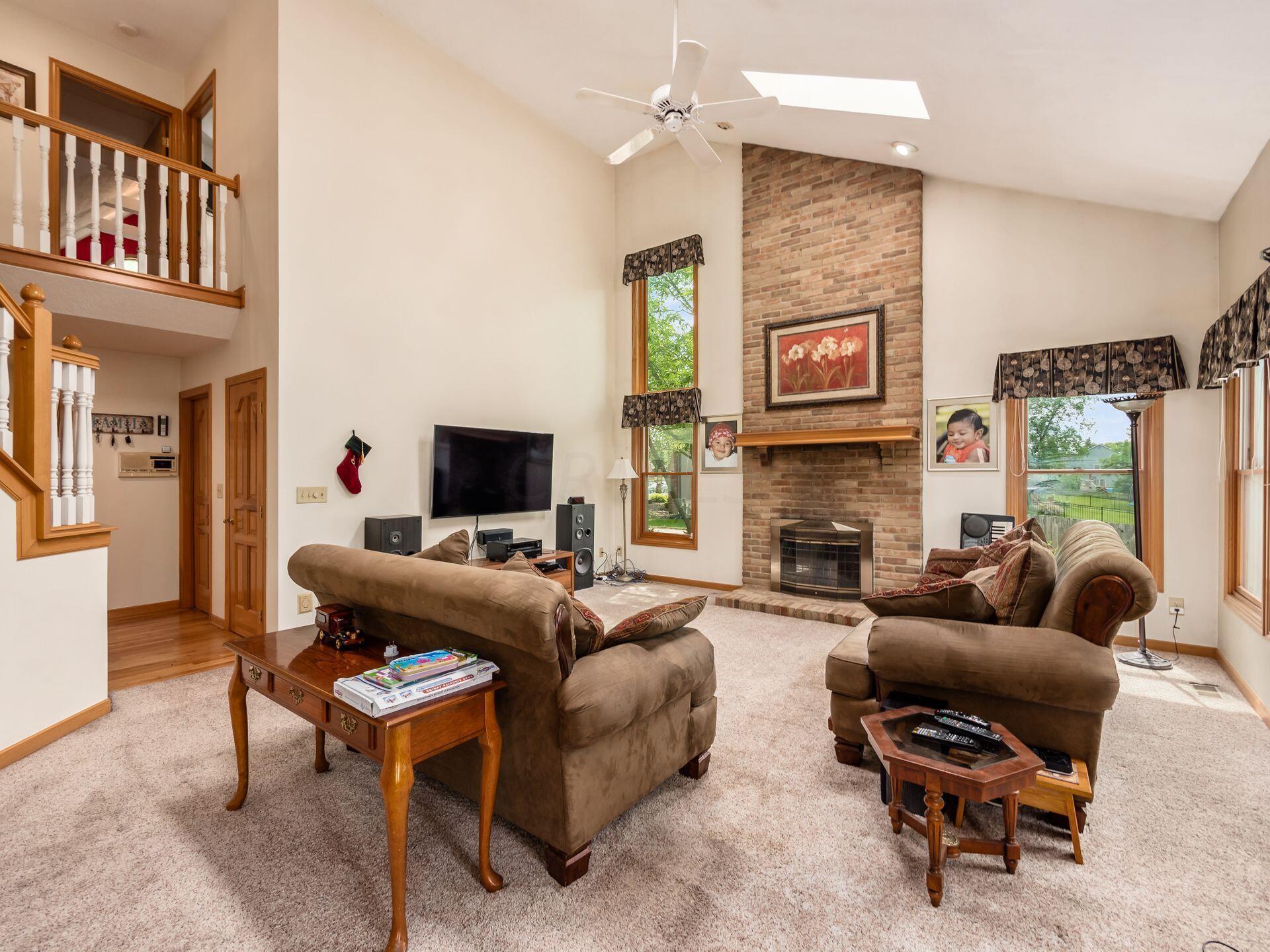 388 Beecher Road Columbus, OH 43230 - Photo 4 of 71 Great Room w/vaulted ceiling