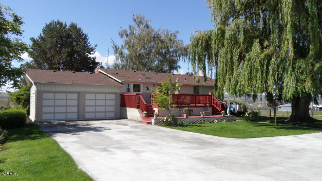 211 East Duffield Road Moxee, WA 98936 - Photo 1 of 34 front view of a house with a yard