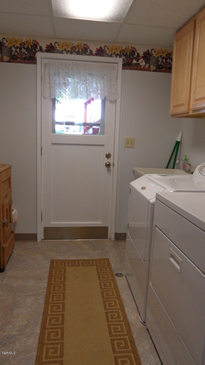 211 East Duffield Road Moxee, WA 98936 - Photo 11 of 34 a room with a washer and dryer
