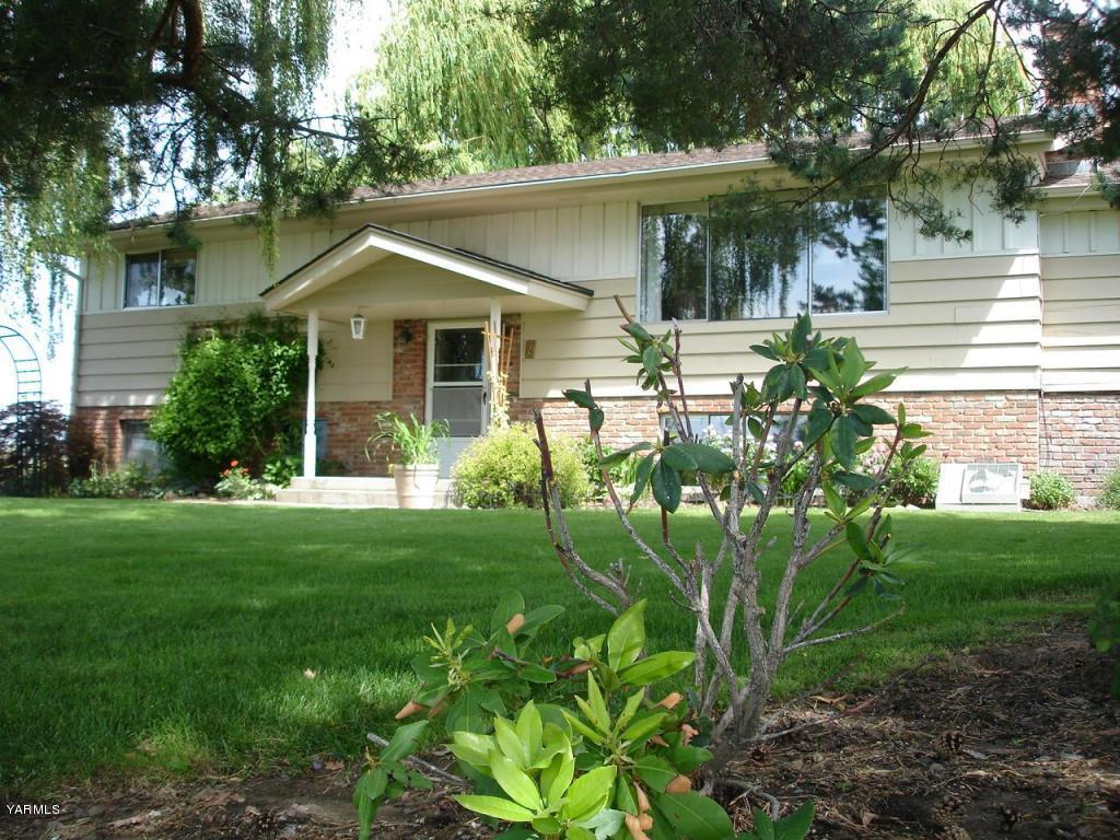 211 East Duffield Road Moxee, WA 98936 - Photo 13 of 34 a view of a yard in front of house