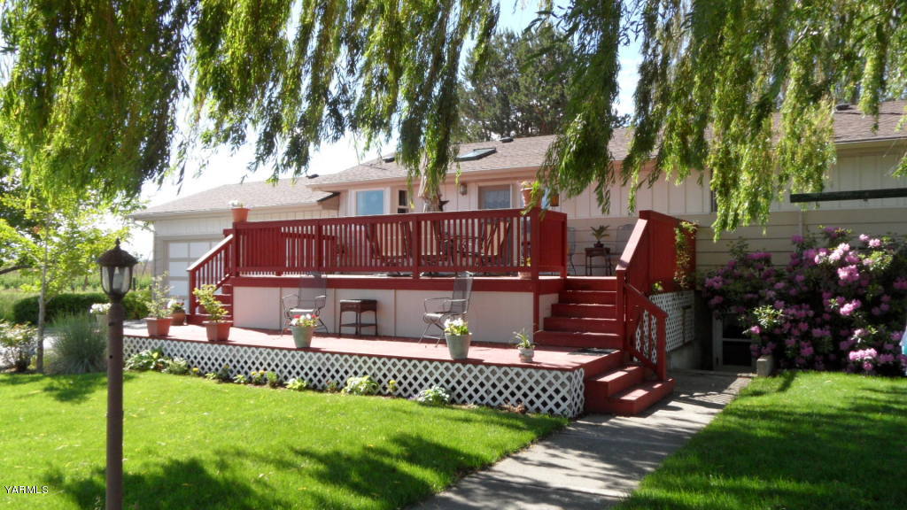 211 East Duffield Road Moxee, WA 98936 - Photo 14 of 34 a view of a house with a yard