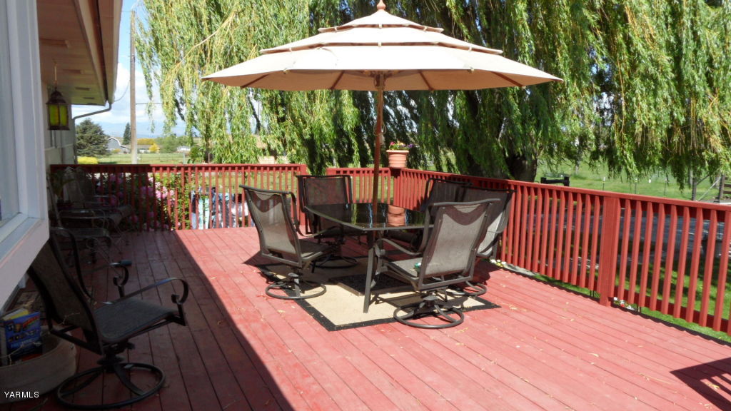 211 East Duffield Road Moxee, WA 98936 - Photo 15 of 34 a view of balcony with wooden floor and outdoor seating
