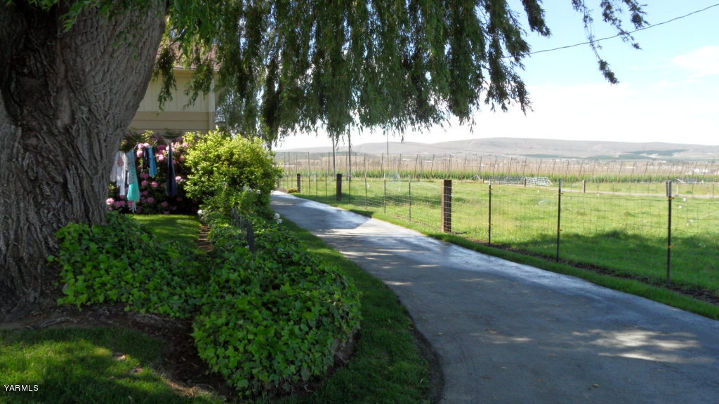 211 East Duffield Road Moxee, WA 98936 - Photo 16 of 34 a view of a pathway with a garden