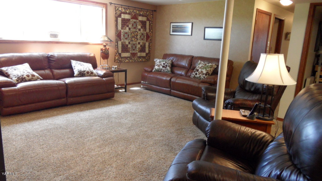 211 East Duffield Road Moxee, WA 98936 - Photo 20 of 34 a living room with furniture and a lamp