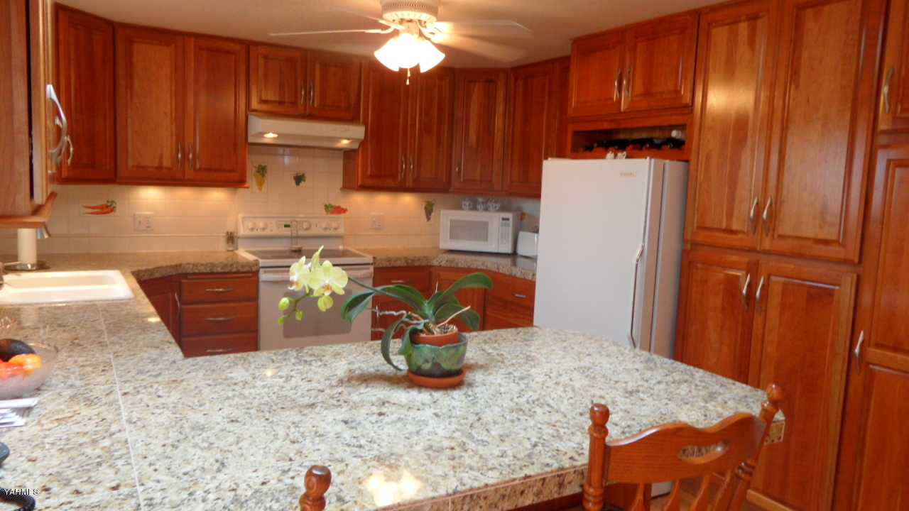 211 East Duffield Road Moxee, WA 98936 - Photo 3 of 34 a kitchen with a refrigerator and a stove