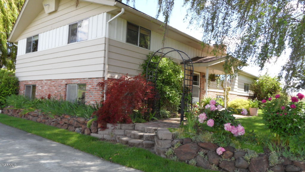 211 East Duffield Road Moxee, WA 98936 - Photo 21 of 34 a view of a house with a yard and garden