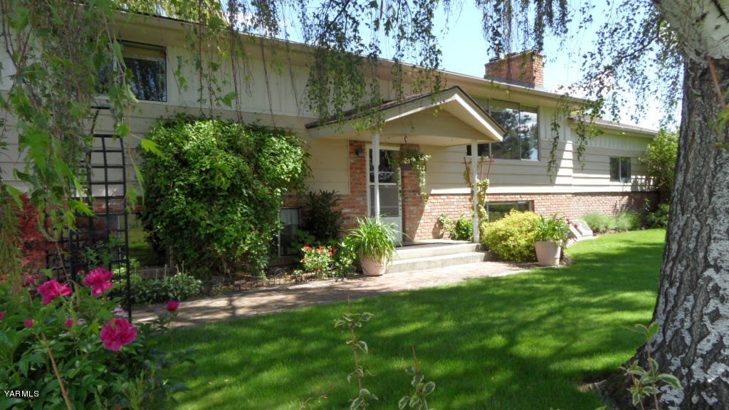 211 East Duffield Road Moxee, WA 98936 - Photo 24 of 34 a view of a house that has a small yard and large tree