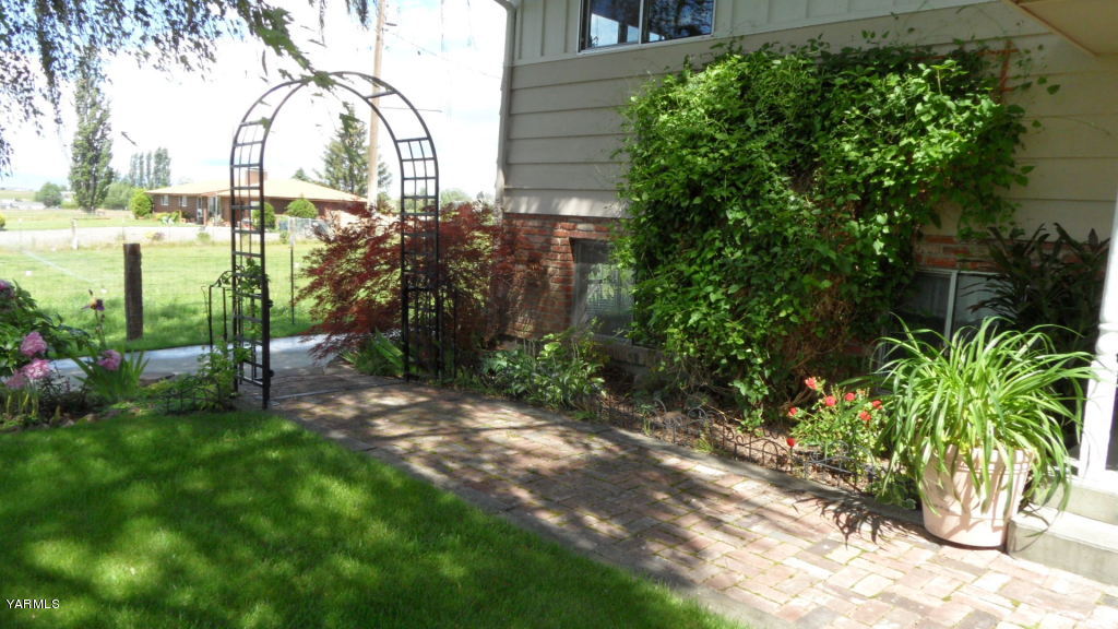 211 East Duffield Road Moxee, WA 98936 - Photo 27 of 34 a view of a yard with plants and large trees