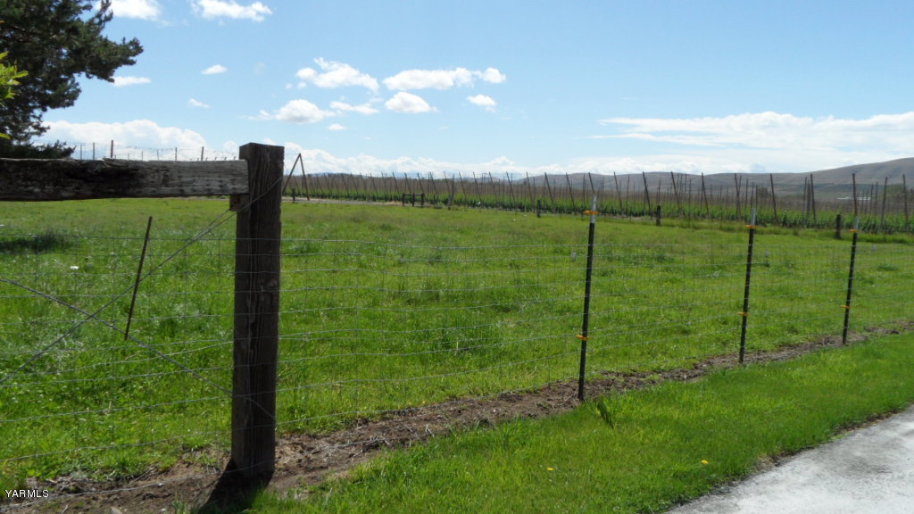 211 East Duffield Road Moxee, WA 98936 - Photo 28 of 34 a view of a garden