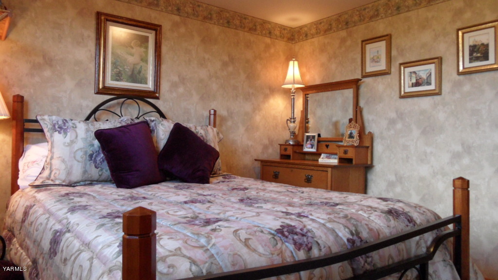 211 East Duffield Road Moxee, WA 98936 - Photo 4 of 34 a bedroom with a bed and wooden floor