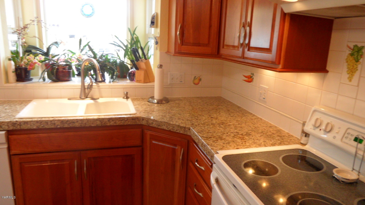211 East Duffield Road Moxee, WA 98936 - Photo 31 of 34 a kitchen with a sink stove and cabinets