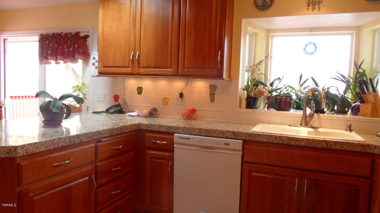 211 East Duffield Road Moxee, WA 98936 - Photo 33 of 34 a kitchen with stainless steel appliances granite countertop a sink a stove and cabinets