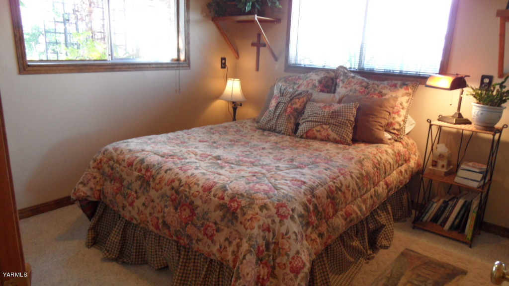 211 East Duffield Road Moxee, WA 98936 - Photo 5 of 34 a bed sitting in a bedroom next to a window