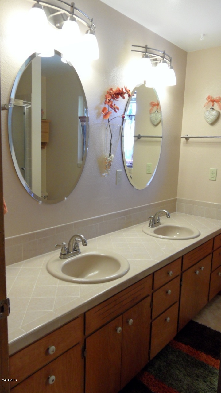 211 East Duffield Road Moxee, WA 98936 - Photo 6 of 34 a bathroom with a sink and mirror