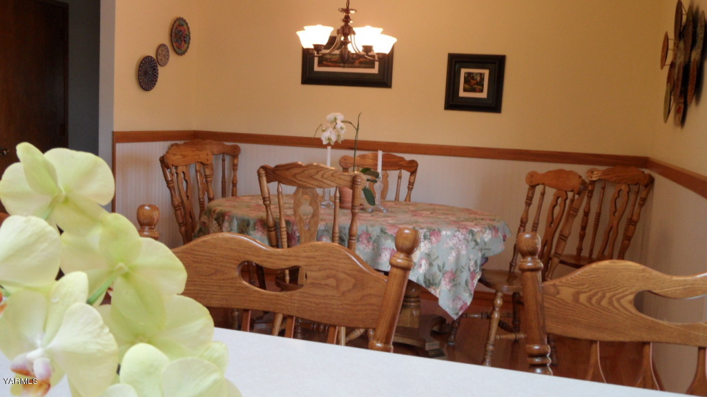 211 East Duffield Road Moxee, WA 98936 - Photo 7 of 34 a view of a dining room with furniture and wooden floor
