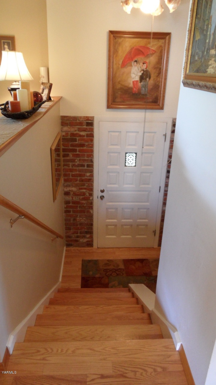 211 East Duffield Road Moxee, WA 98936 - Photo 10 of 34 a view of stairs