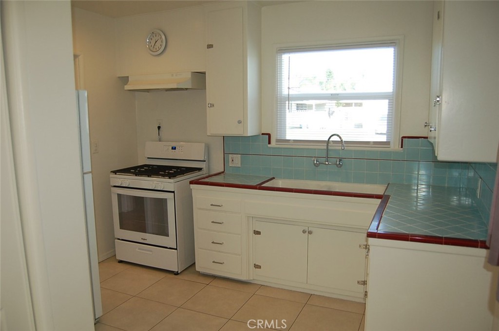 655 West Grove Street Rialto, CA 92376 - Photo 9 of 31