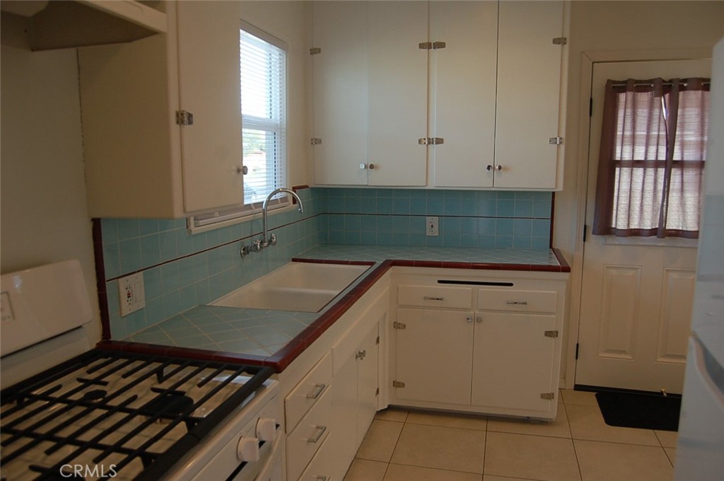 655 West Grove Street Rialto, CA 92376 - Photo 10 of 31