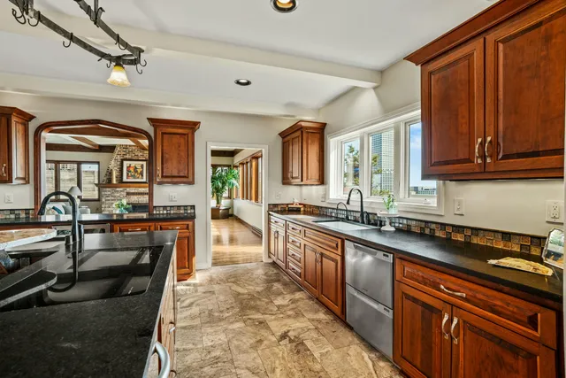 $1,595,000 | 320 East Buffalo Street, Unit 900, Milwaukee, WI 53202