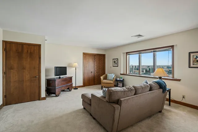 $1,595,000 | 320 East Buffalo Street, Unit 900, Milwaukee, WI 53202